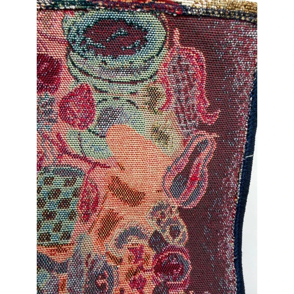Unbranded table runner